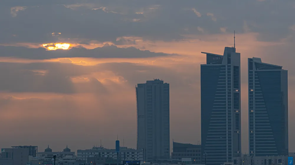 ترخيص بيئي — أفق مدينة سعودية عند الغروب